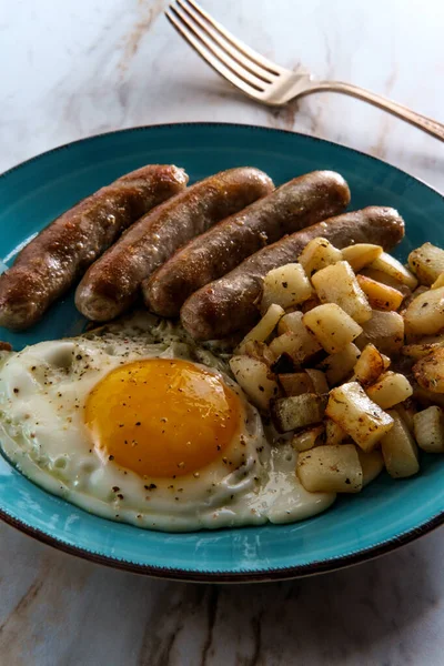 Fried Lado Soleado Hasta Desayuno Huevo Americano Con Salchichas Patatas — Foto de Stock