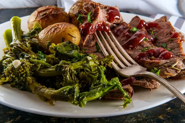 Steak New Potatoes Honey Mesquite Barbecue Sauce Garlicky Broccoli Rabe — Stock Photo, Image