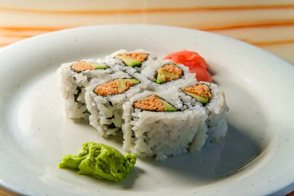 酢漬け生姜とわさびと日本のマグロの寿司ロール — ストック写真