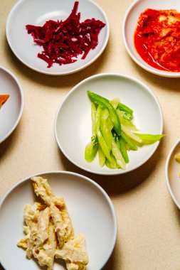 Kore yemeğinin yanında kimchi ve soya fasulyesi de var.