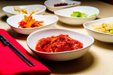 Kore yemeğinin yanında kimchi ve soya fasulyesi de var.