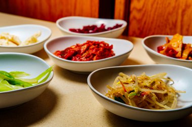 Kore yemeğinin yanında kimchi ve soya fasulyesi de var.