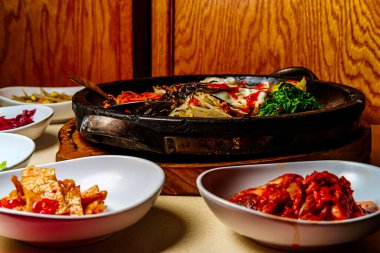 Kore bifteği bibibimbap 'ı dolsot taşından yapılmış tencerede servis edilir.