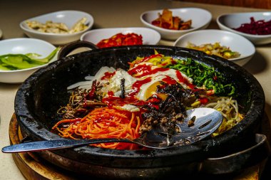Kore bifteği bibibimbap 'ı dolsot taşından yapılmış tencerede servis edilir.