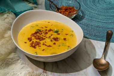Yürekli brokoli ve mermer mutfak masasında çedar peyniri çorbası