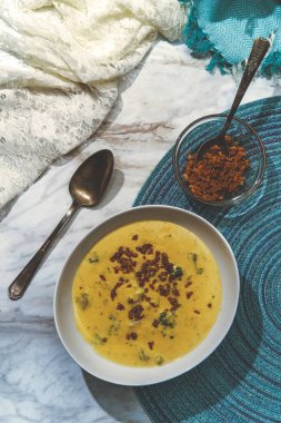 Yürekli brokoli ve mermer mutfak masasında çedar peyniri çorbası