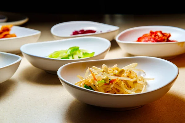 Korejská Večeře Banchan Vedlejší Jídla Včetně Kimchi Sójových Bobů — Stock fotografie