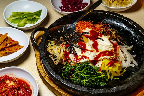 韩国热牛肉双面烤肉 用白砂石锅和平底锅配菜 — 图库照片