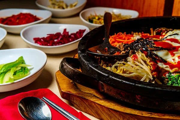 Korean Hot Beef Bibimbap Serviert Dolsot Steintopf Mit Banchan Beilagen — Stockfoto