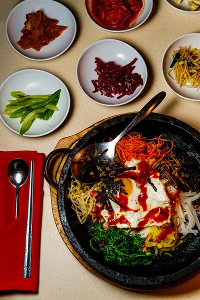 Bibimbap Coreano Carne Caliente Servido Dolsot Olla Piedra Con Banchan — Foto de Stock