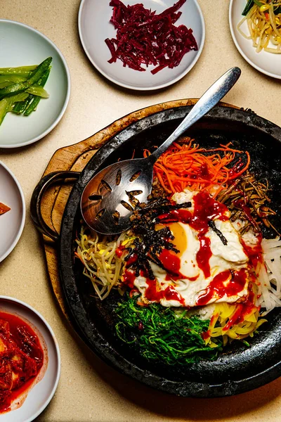 Bibimbap Coreano Carne Caliente Servido Dolsot Olla Piedra Con Banchan — Foto de Stock