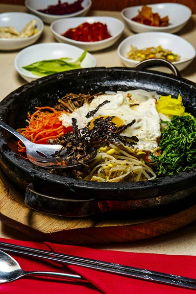 Bibimbap Coreano Carne Caliente Servido Dolsot Olla Piedra Con Banchan — Foto de Stock