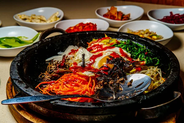 Koreański Gorąca Wołowina Bibibimbap Serwowane Dolsot Kamień Garnek Banchan Boczne — Zdjęcie stockowe