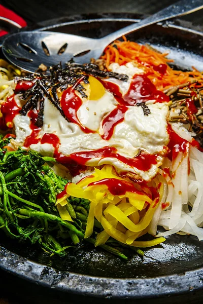Korean Hot Beef Bibimbap Σερβίρεται Dolsot Stone Pot Banchan Πιάτα — Φωτογραφία Αρχείου