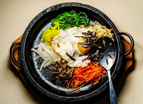 Bibimbap Coreano Carne Caliente Servido Dolsot Olla Piedra Con Banchan — Foto de Stock