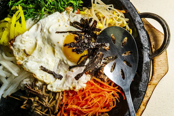 한국의 뜨거운 쇠고기 사이드 요리가 항아리에 먹었다 — 스톡 사진