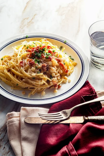 Cremosa Cucina Italiana Spaghetti Alla Carbonara Con Crema Pancetta Mais — Foto Stock