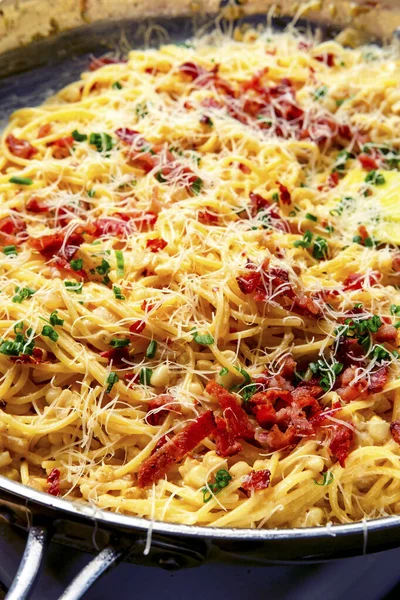 Gotowanie Kremowej Kuchni Włoskiej Spaghetti Alla Carbonara Bekonem Kukurydzianym Szczypiorkiem — Zdjęcie stockowe