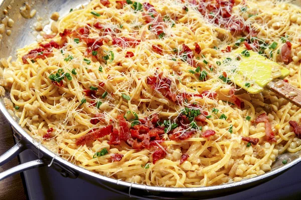 Gotowanie Kremowej Kuchni Włoskiej Spaghetti Alla Carbonara Bekonem Kukurydzianym Szczypiorkiem — Zdjęcie stockowe