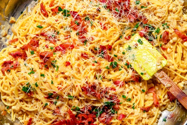 Krémes Olasz Konyha Spagetti Alla Carbonara Krémes Kukoricaszalonnával Metélőhagymával — Stock Fotó