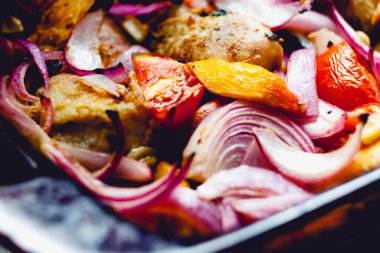 Cam güveçte marine edilmiş şeftalili tavuk budu.