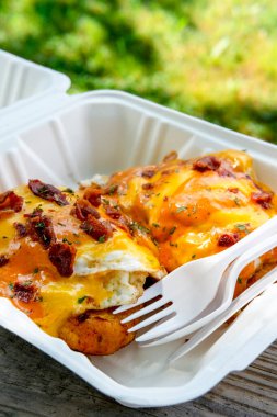 Porto Riko 'lu yumurta jibarito kahvaltı sandviçi.