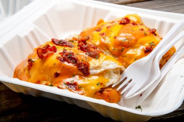 Porto Riko 'lu yumurta jibarito kahvaltı sandviçi.