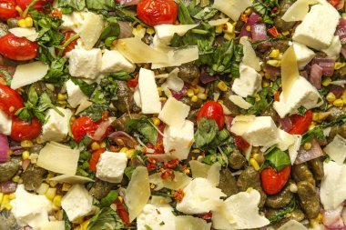 Lahana gnocchi 'li caprese salatası ve fırında ızgara mısır.