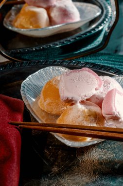 Geleneksel Japon çileği ve mango mochi dondurma mermer mutfak masasında romantik karamsar dramatik ışıklandırma