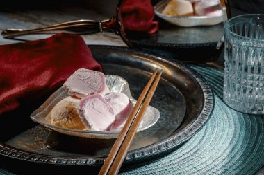 Geleneksel Japon çileği ve mango mochi dondurma mermer mutfak masasında romantik karamsar dramatik ışıklandırma