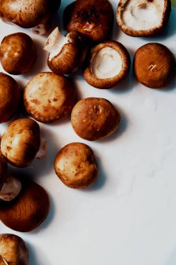 Restoranın mutfağında pano keserken organik kremini mantarların arka planı