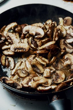 Fırında tavada kızartılmış mantar soteleniyor.