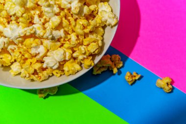 Renkli neon sanat arka planında sinema patlamış mısırı
