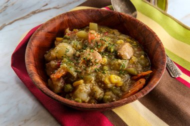 Domuz filetosu, mısır ve havuçlu kinoa güveci.