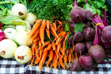 Yerel çiftçi pazarında organik havuç yendi ve soğan sergilendi