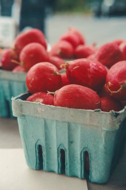 Kırmızı organik turplar yerel çiftçi pazarından toplandı.