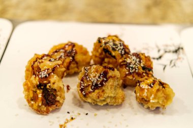 Kızarmış panko karides tempura büfe sunucusu