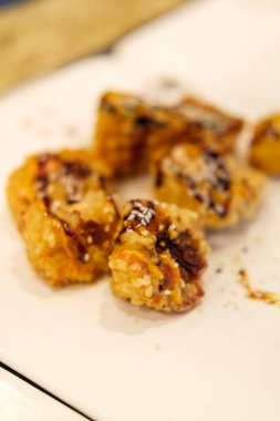 Kızarmış panko karides tempura büfe sunucusu