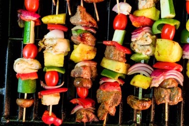 Izgara biftek ve şiş şiş şiş kebap, kırmızı soğanlı mantar biber ve üzüm domatesleri.