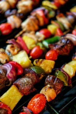 Izgara biftek ve şiş şiş şiş kebap, kırmızı soğanlı mantar biber ve üzüm domatesleri.