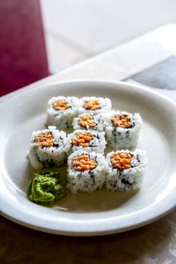 Baharatlı baharatlı somon suşisi ve wasabi.