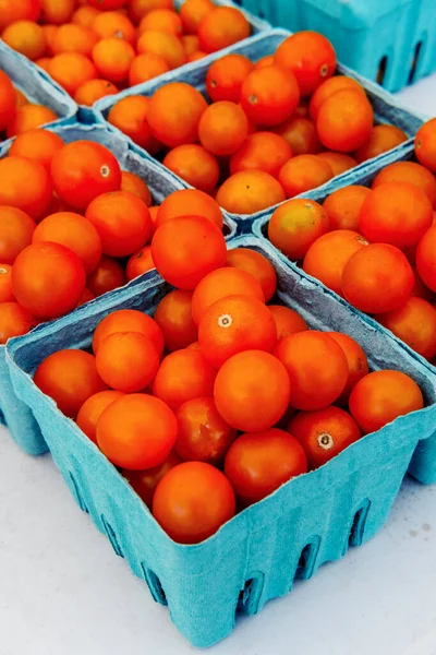 Manden Met Verse Biologische Rode Kerstomaten Lokale Boerenmarkt — Stockfoto