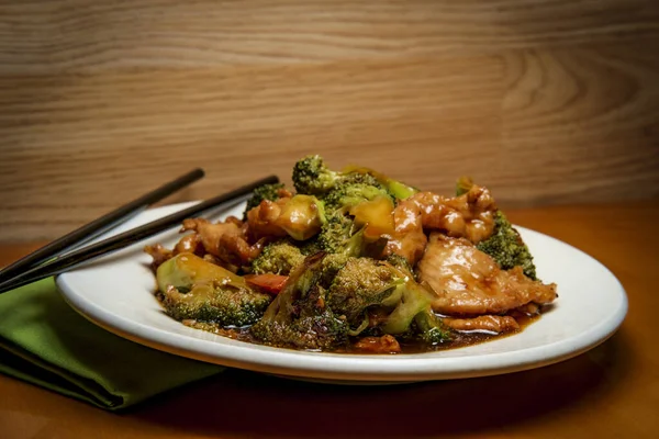 Cibo Cinese Pollo Broccoli Tirano Fuori Con Bacchette — Foto Stock