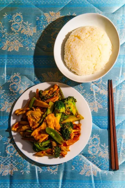 中国湖南风格的辣鸡肉 配上酱菜和白米 — 图库照片
