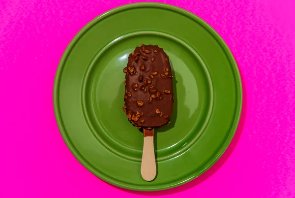 Шоколадный Мороженое Бар Стилизованном Современном Неоновом Розовом Фоне — стоковое фото