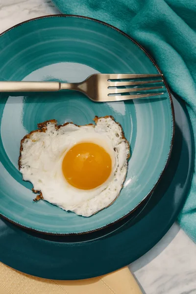 Simple Sunny Side Fried Egg Breakfast Teal Plate — Stok Foto