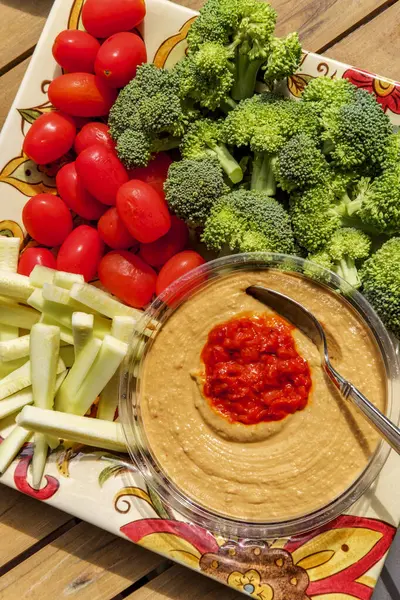 Bandeja Verduras Con Hummus Pimiento Rojo Asado Para Mojar — Foto de Stock