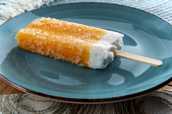 Erfrischendes Tiefkühldessert Orange Und Sahneeis Stiel — Stockfoto