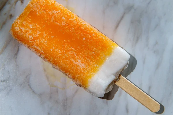 Освежающий Замороженный Десерт Апельсин Мороженое Палочке — стоковое фото