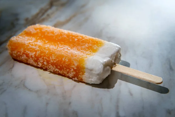 Освежающий Замороженный Десерт Апельсин Мороженое Палочке — стоковое фото
